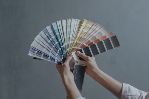 Kostenloses Stock Foto zu farben, grauen hintergrund, hände