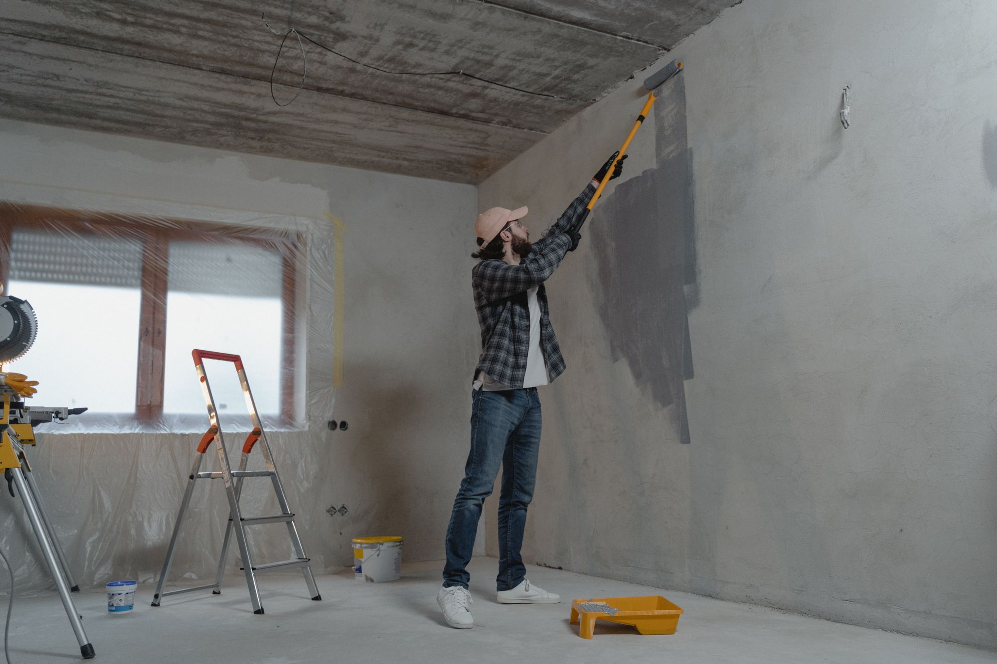 Frisch gereinigte Terrassenplatten und Pflastersteine vor einem Wohnhaus