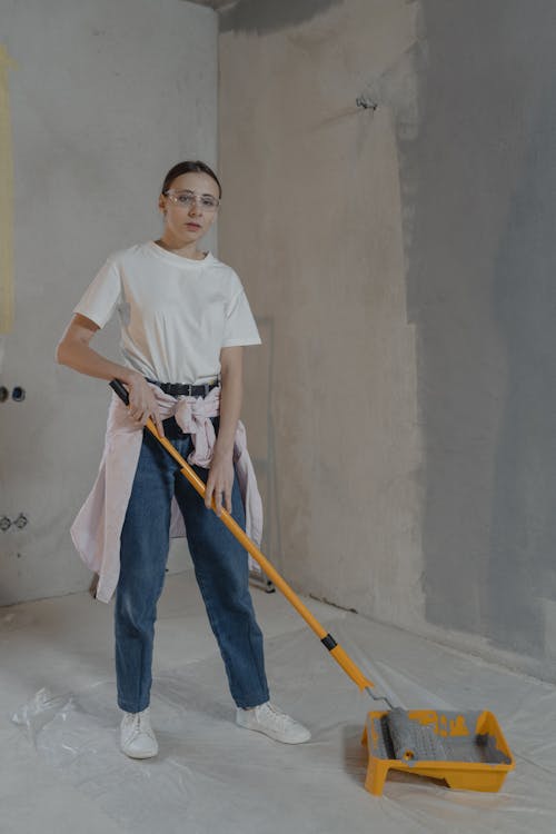 Free Woman Holding a Paint Roller Stock Photo