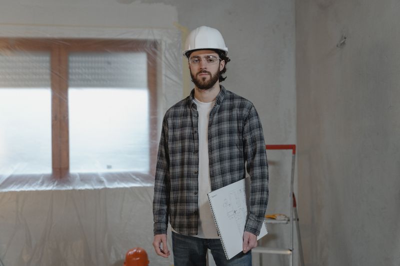 David Sáez, jefe de obra de Castellana Reformas, con los planos