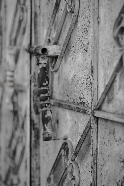 Безкоштовне стокове фото на тему «білий, металеві двері, старе місце»