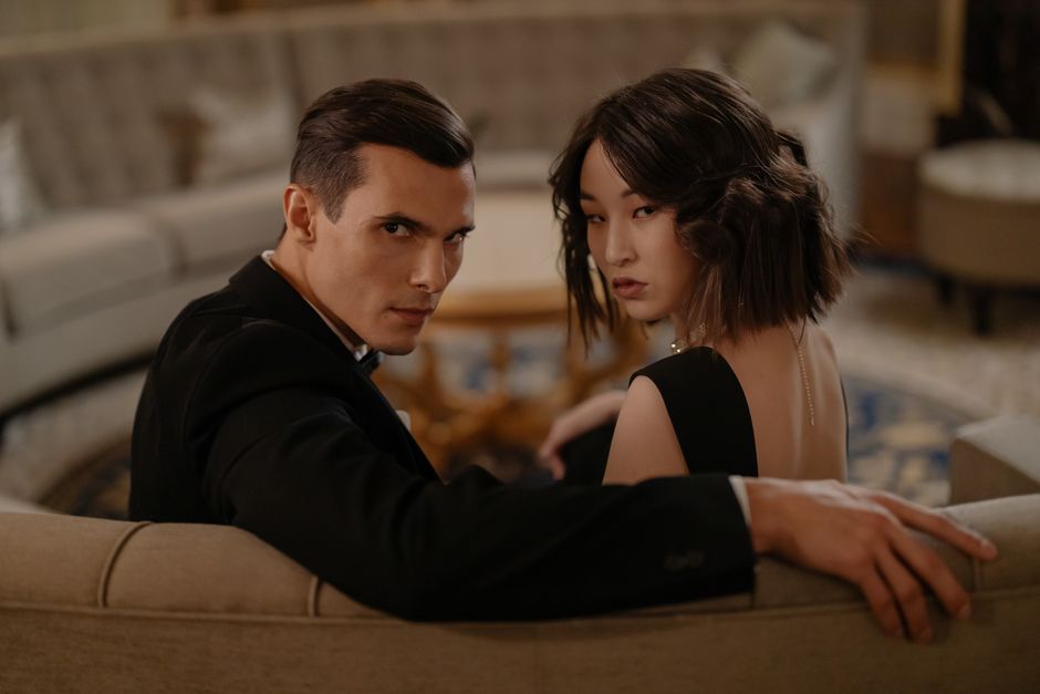 Casal elegante desfrutando de um momento romântico em um luxuoso lounge, ideal para a experiência do Hotel B em Lima.