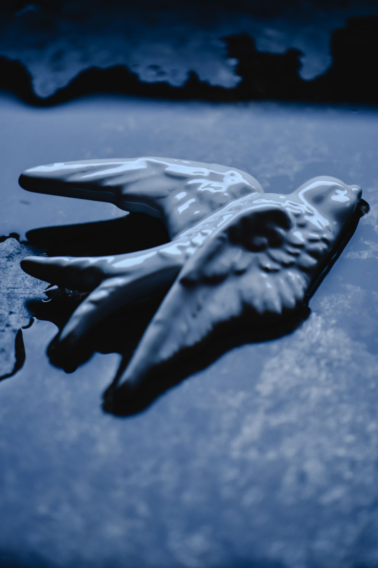 Ceramic swallow wall decor