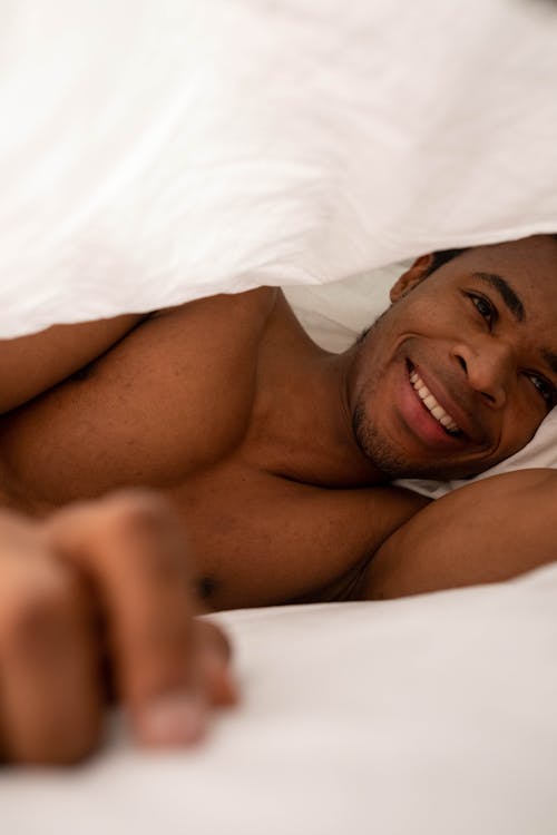 Kostnadsfri bild av afroamerikansk man, bar överkropp, lycklig