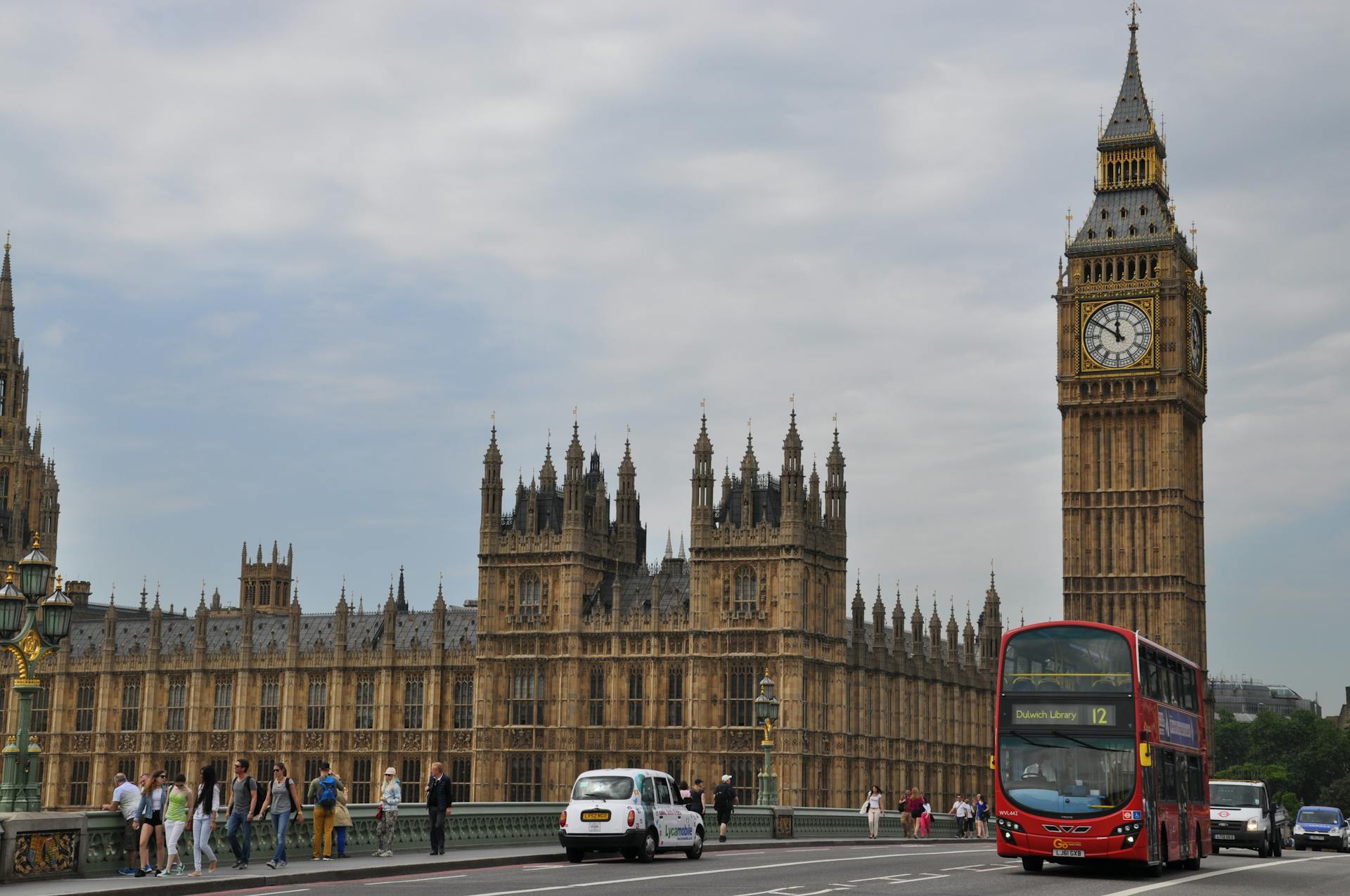 Personer och fordon på vägen nära det berömda Westminsterpalatset