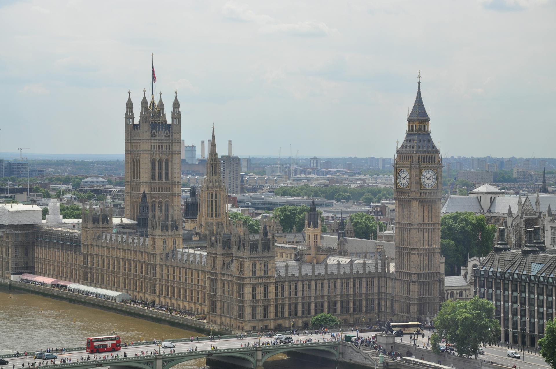 Kuliss av det berömda Westminsterpalatset och Big Ben i London