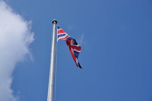 Kostenloses Stock Foto zu blauer himmel, fahnenstange, flagge