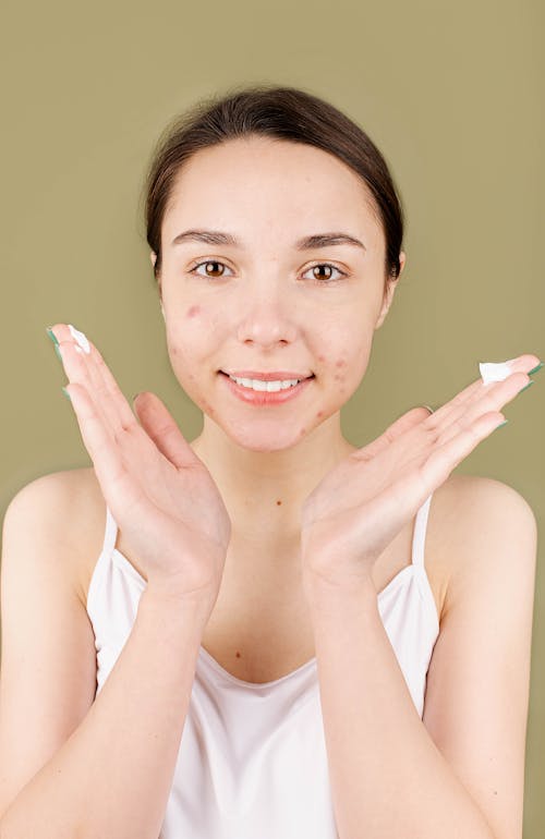 Femme En Débardeur Blanc Souriant