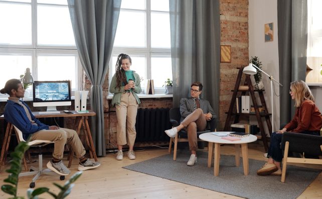 Online dating: starting a conversation on a niche platform