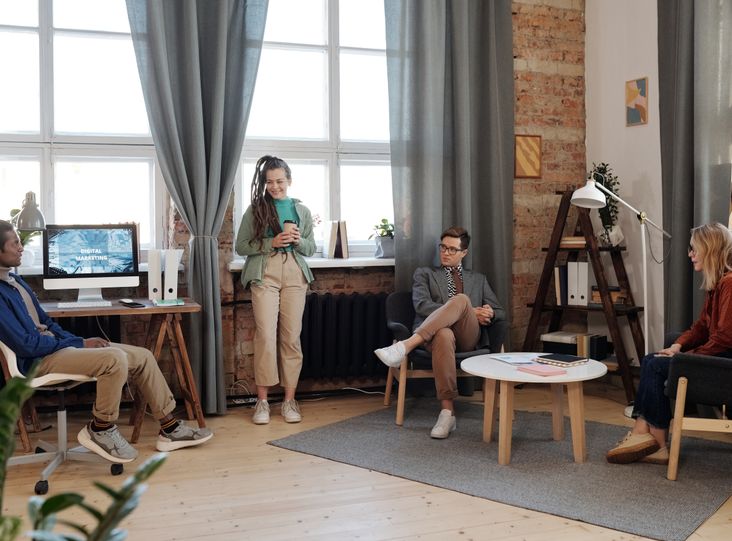 Online dating: starting a conversation on a niche platform