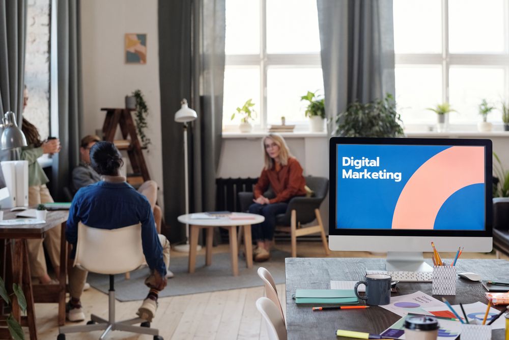Reunião de equipe de marketing digital em escritório