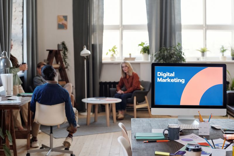 Trabajo de marketing digital en equipo