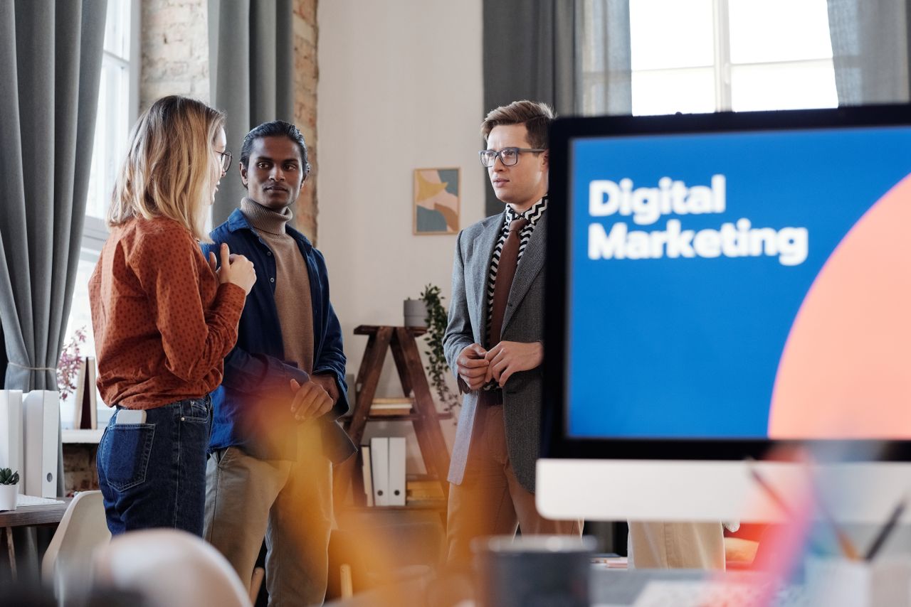 Logotip Direct Media ili apstraktni prikaz digitalnog marketinga