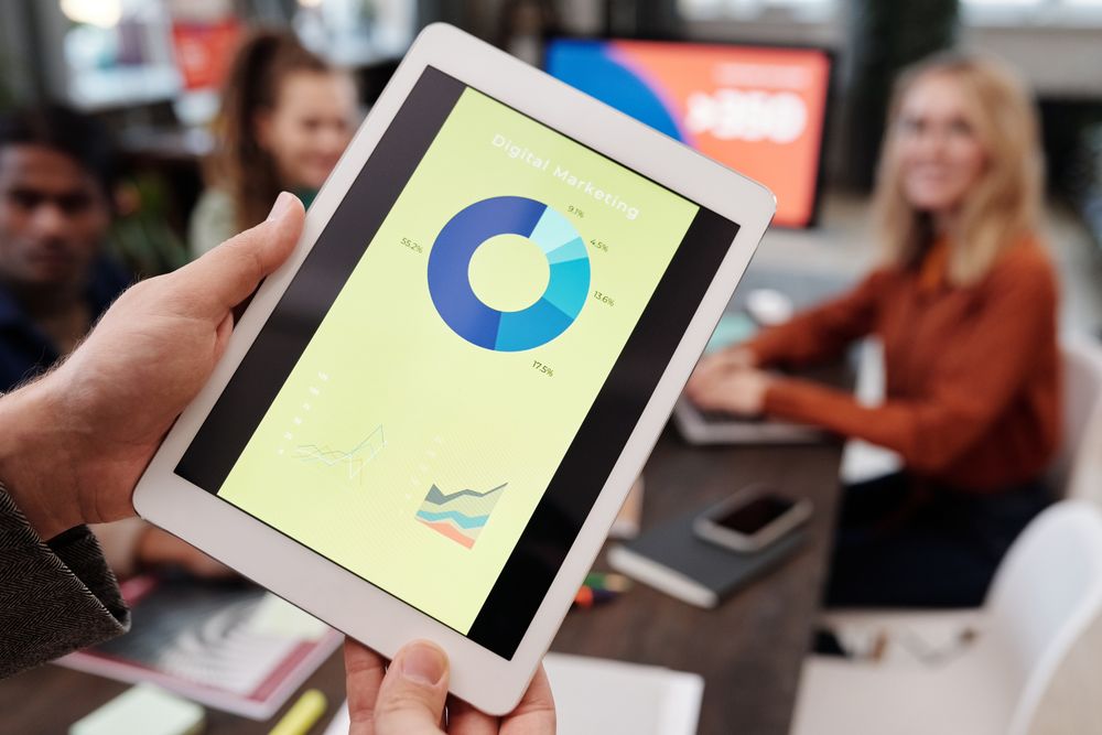 Equipe analisando indicadores de campanha em tablet