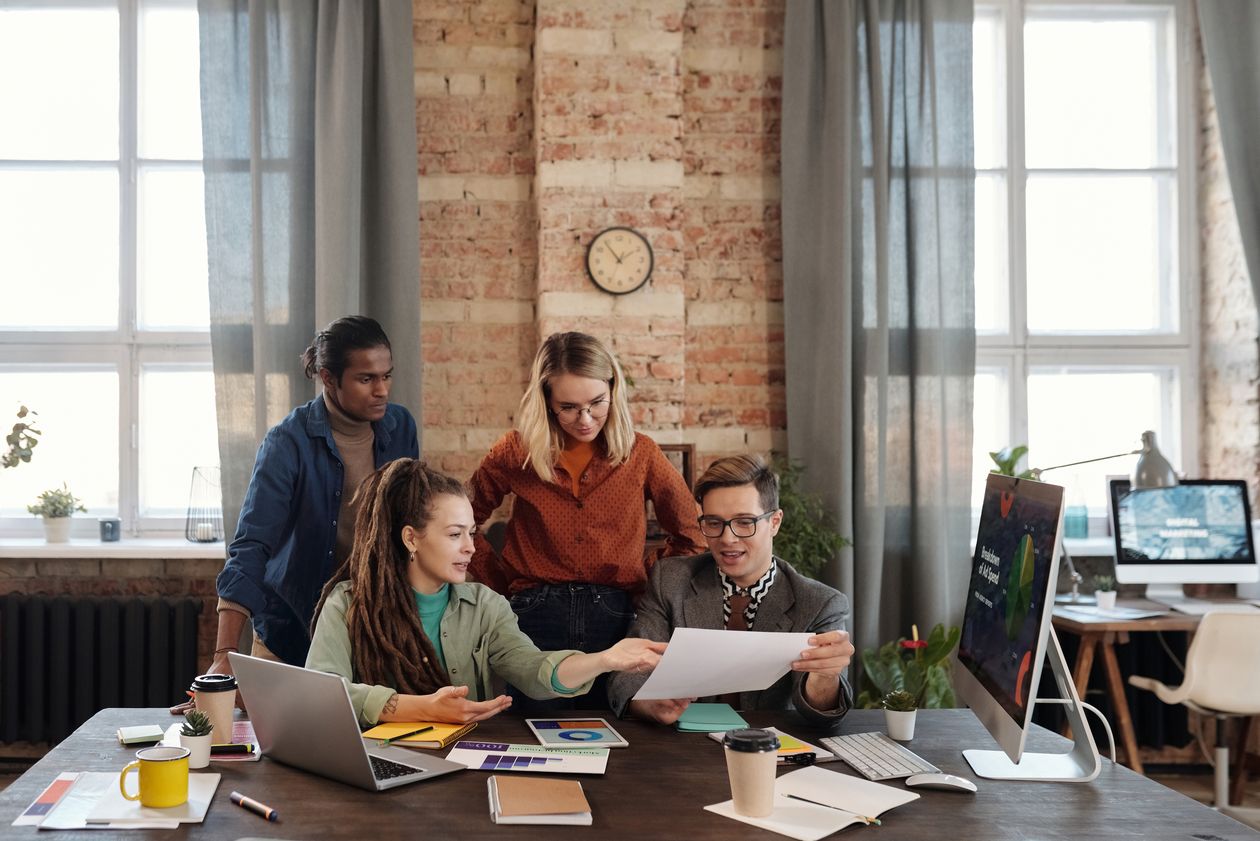 Equipo de jóvenes profesionales trabajando juntos