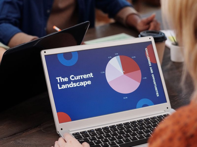 SEO analytics & digital growth in Dubai – creative dashboard meeting