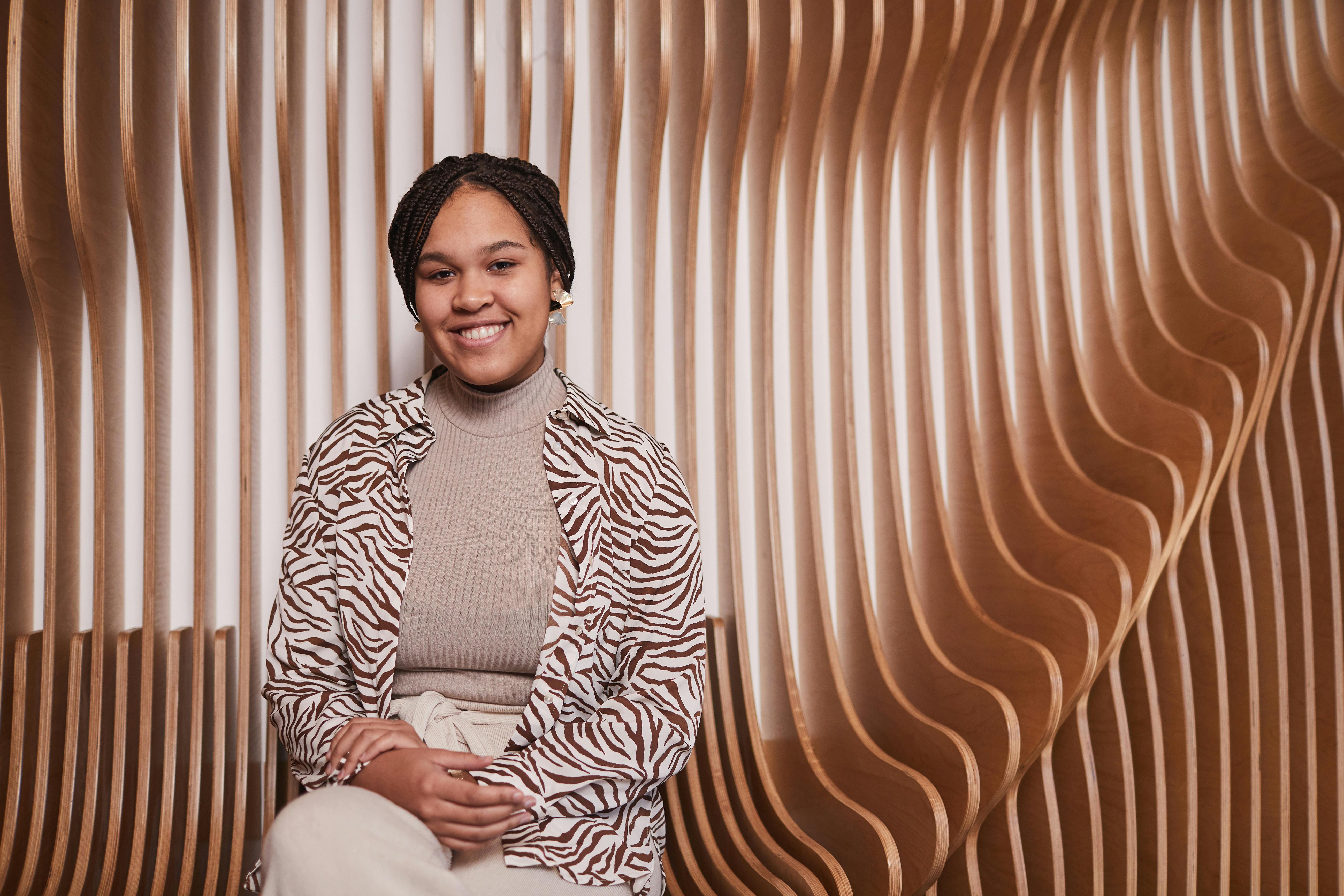 Gratis Fotos de stock gratuitas de abrigo de cuello alto, adentro, afroamericano Foto de stock