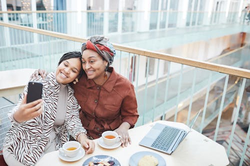 Afrikalı Amerikalı, akıllı telefon, Arkadaşlar içeren Ücretsiz stok fotoğraf