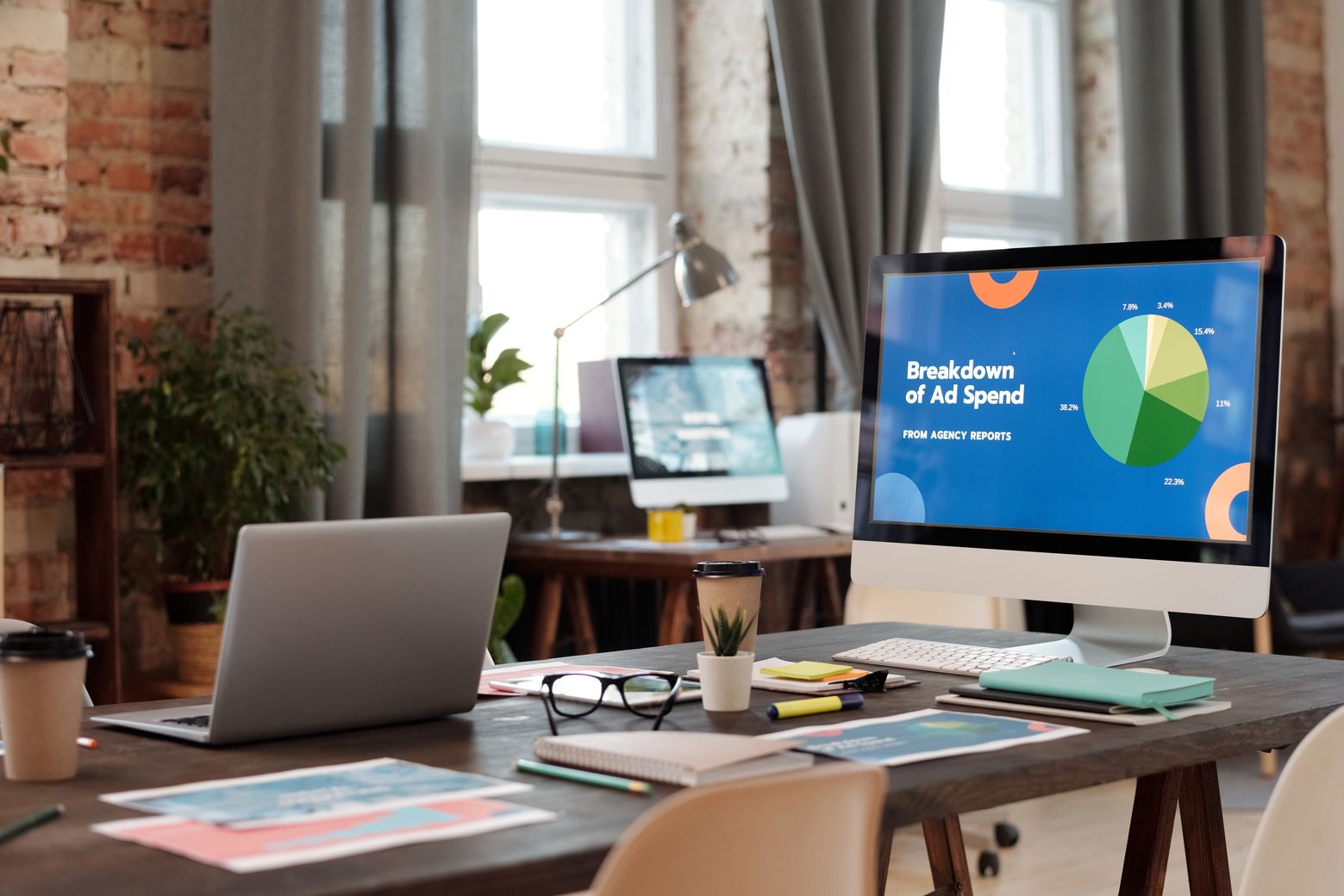 Espacio de trabajo moderno con computadoras y gráficos