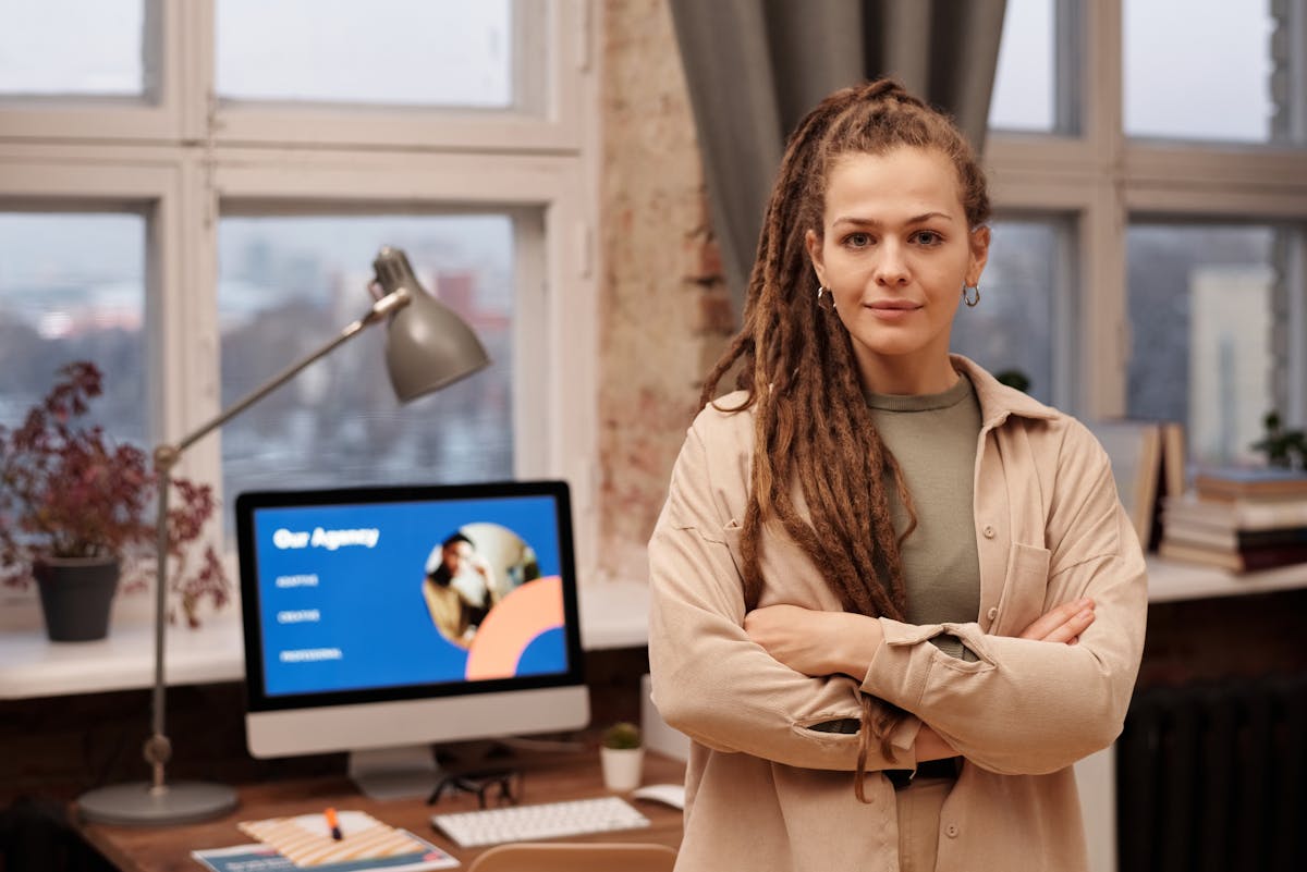 Persona escribiendo y trabajándose su diálogo interno positivo