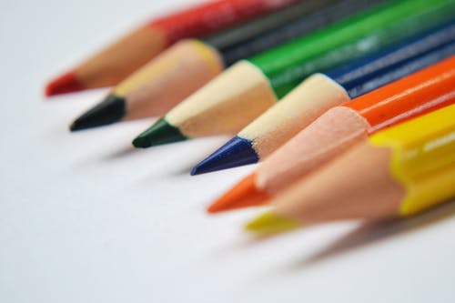 無料 白い表面にさまざまな色の色鉛筆 写真素材