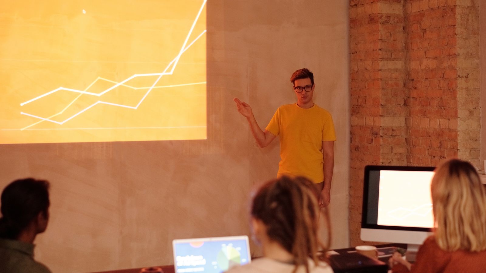 Équipe construisant un programme de formation GEO SEO