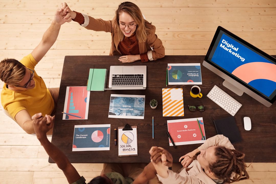 top digital marketing agencies - Saudi marketing team reviewing SEO, PPC, and landing page dashboards