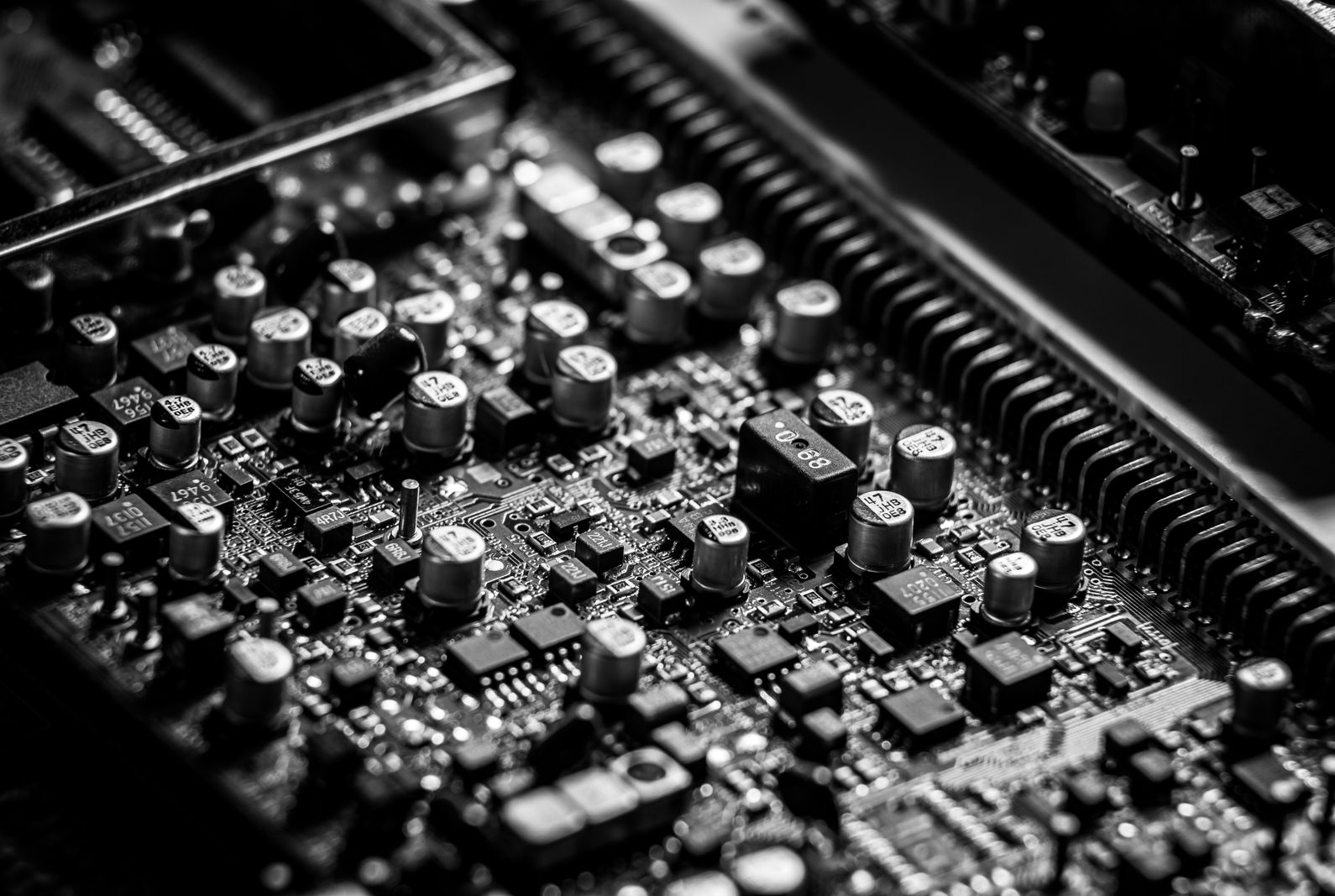 Cientistas em laboratório de pesquisa de semicondutores analisando wafers