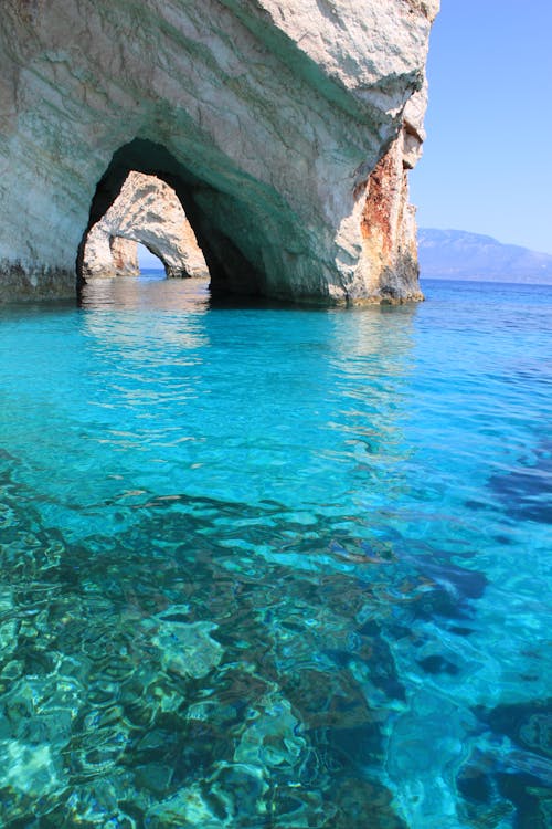 Grotten met helderblauw water