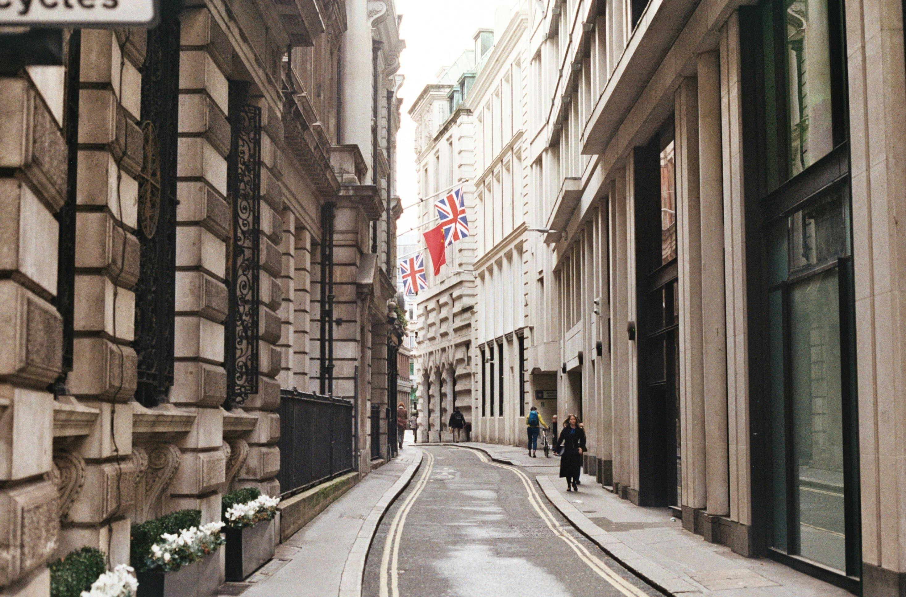 Bank of England keeps interest rates on hold with committee split 8-1 – business live — Photo by Oli on Pexels