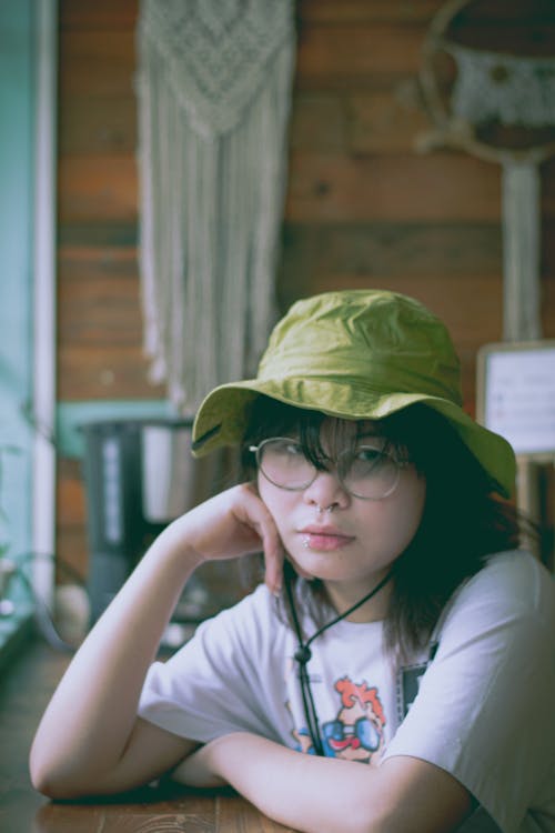 Ilmainen kuvapankkikuva tunnisteilla aasialainen tyttö, ämpärihattu, asu