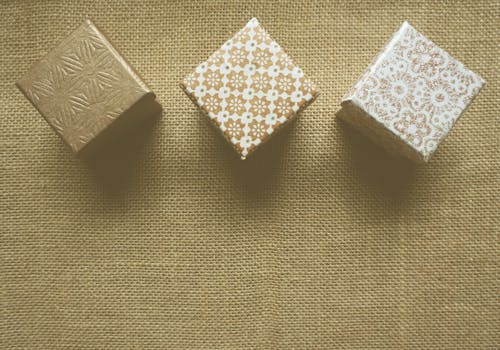 세 갈색과 흰색 선물 상자