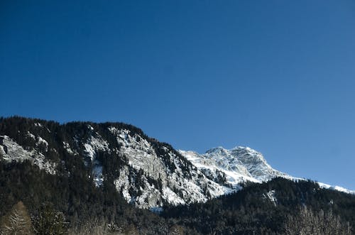 Fotobanka s bezplatnými fotkami na tému chladný, hory, jasná obloha