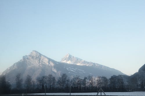 Montaña Cubierta De Nieve Bajo Un Cielo Azul