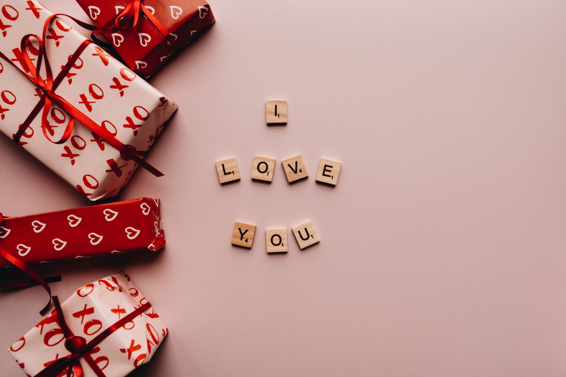 Best Anniversary Gifts for Her 2026