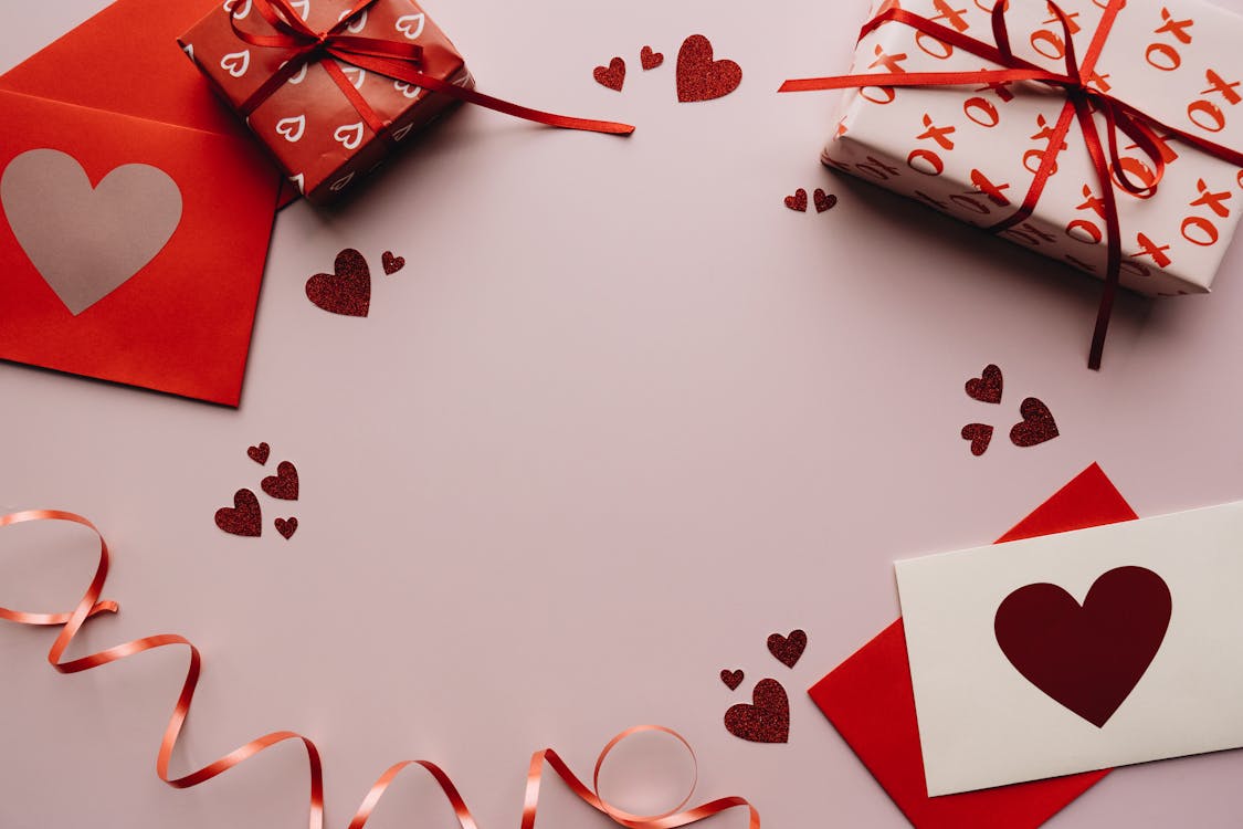 Photo gratuite de amour, amoureux, cadeau, carte, cœur, fond d'écran saint  valentin, fond de la saint valentin, papier, saint valentin