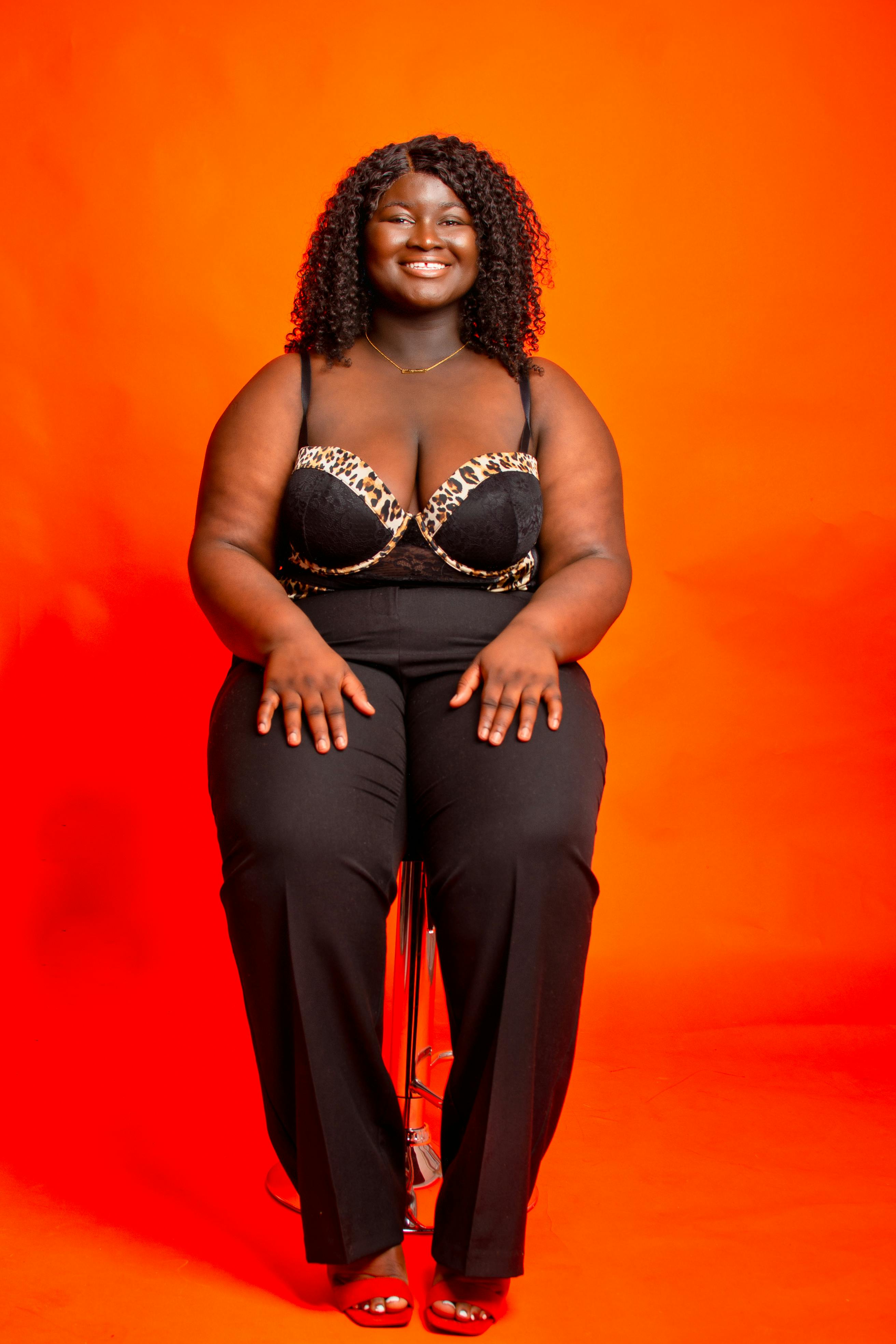 Gratis Seorang Wanita Duduk Di Kursi Foto Stok