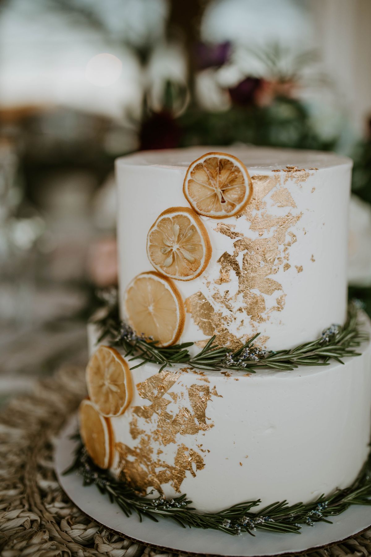 Tort de nuntă decorat cu rozmarin și felii de portocală uscată