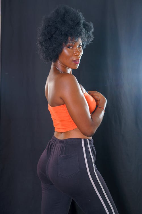 Základová fotografie zdarma na téma afro vlasy, boční profil, černé pozadí