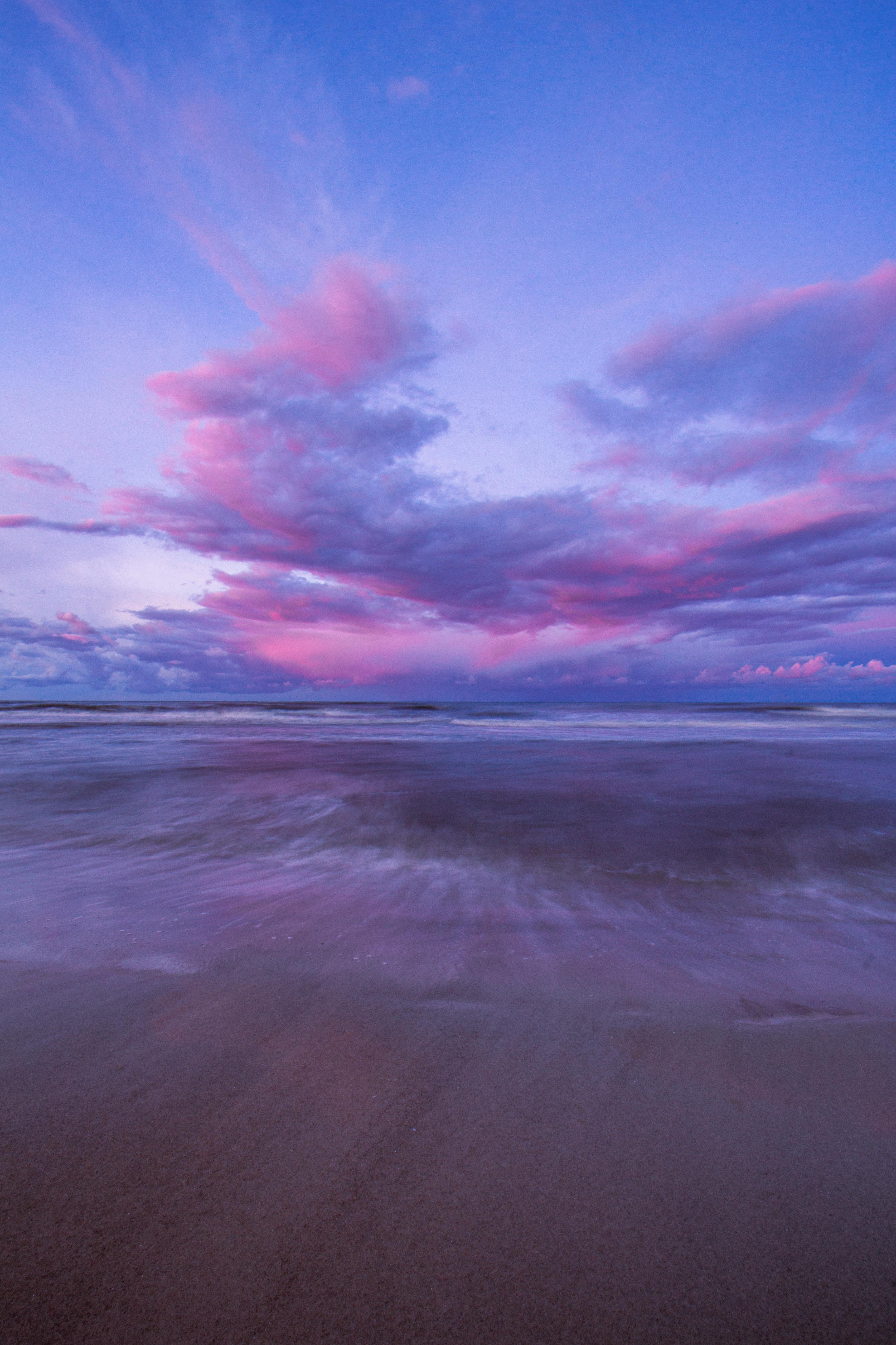 Waves Under White Sky · Free Stock Photo