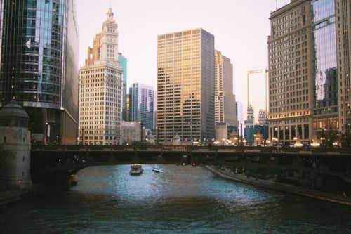 Free A picturesque view of Chicago's river and skyline showcasing historic landmarks and skyscrapers. Stock Photo