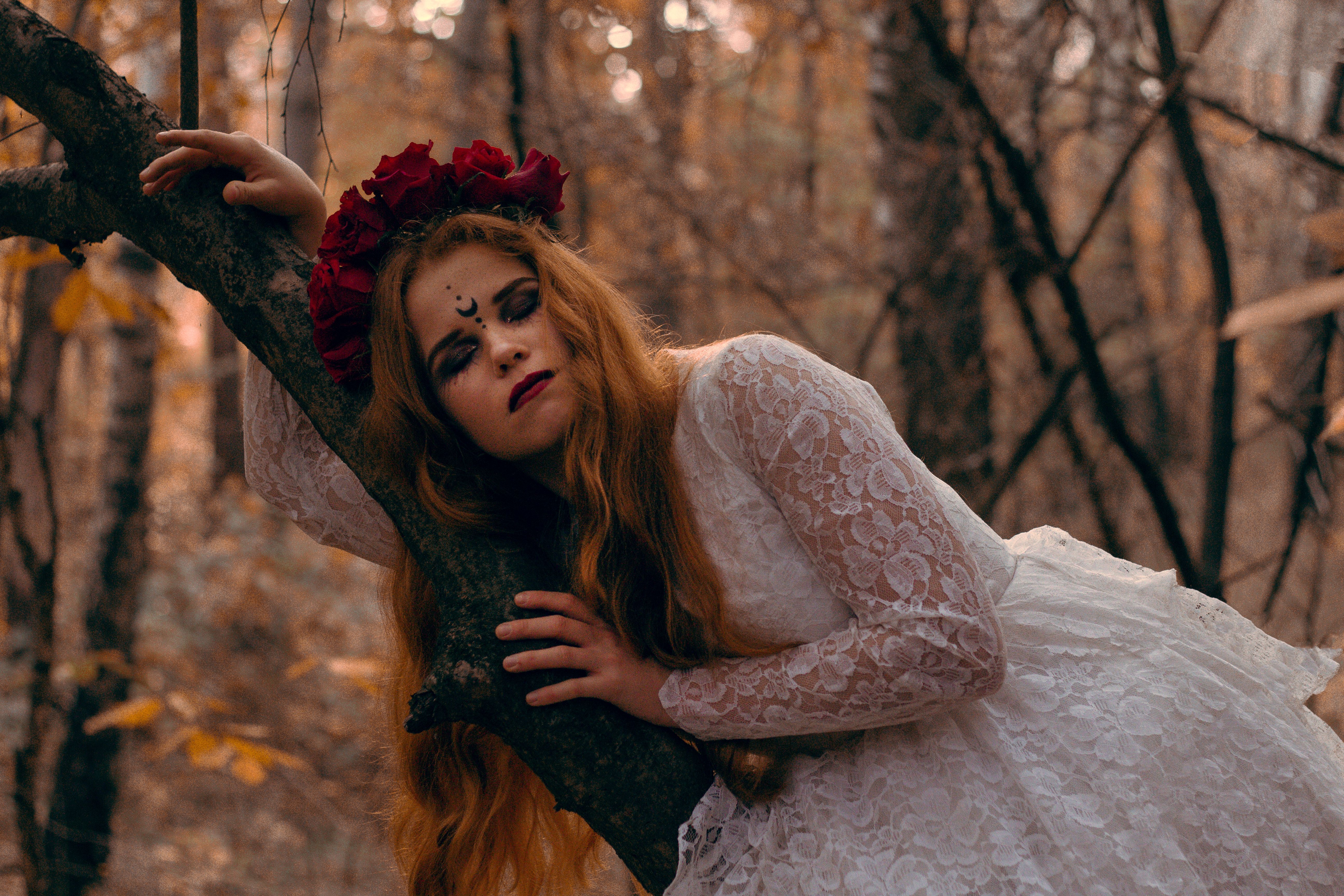 Mariée bohème dans la nature, robe en dentelle et couronne de fleurs, ambiance fluide et libre
