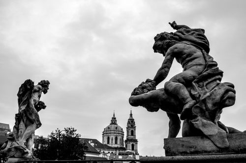 Free Intricate sculptures in Prague with a dramatic skyline in black and white. Stock Photo