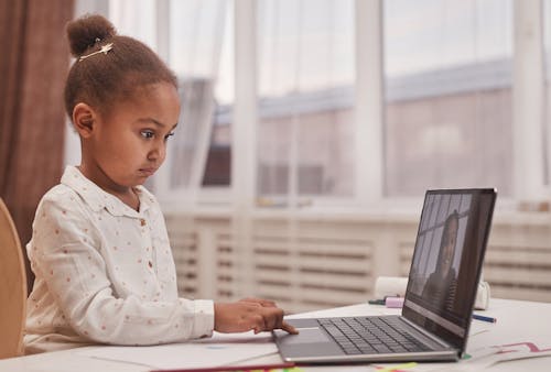 Gratis stockfoto met Afro-Amerikaans, afstand leren, apparaat