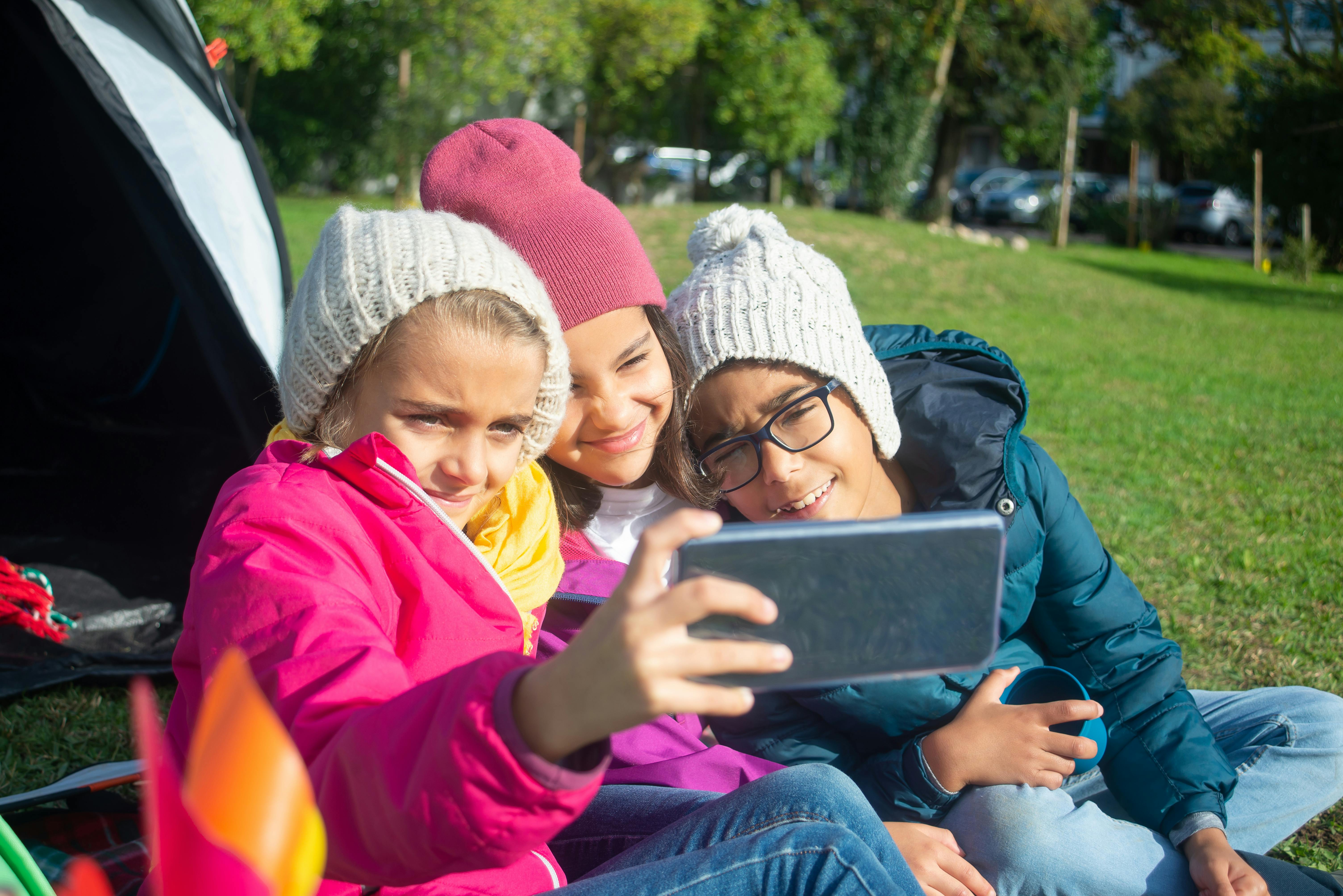 kids looking at the smartphone