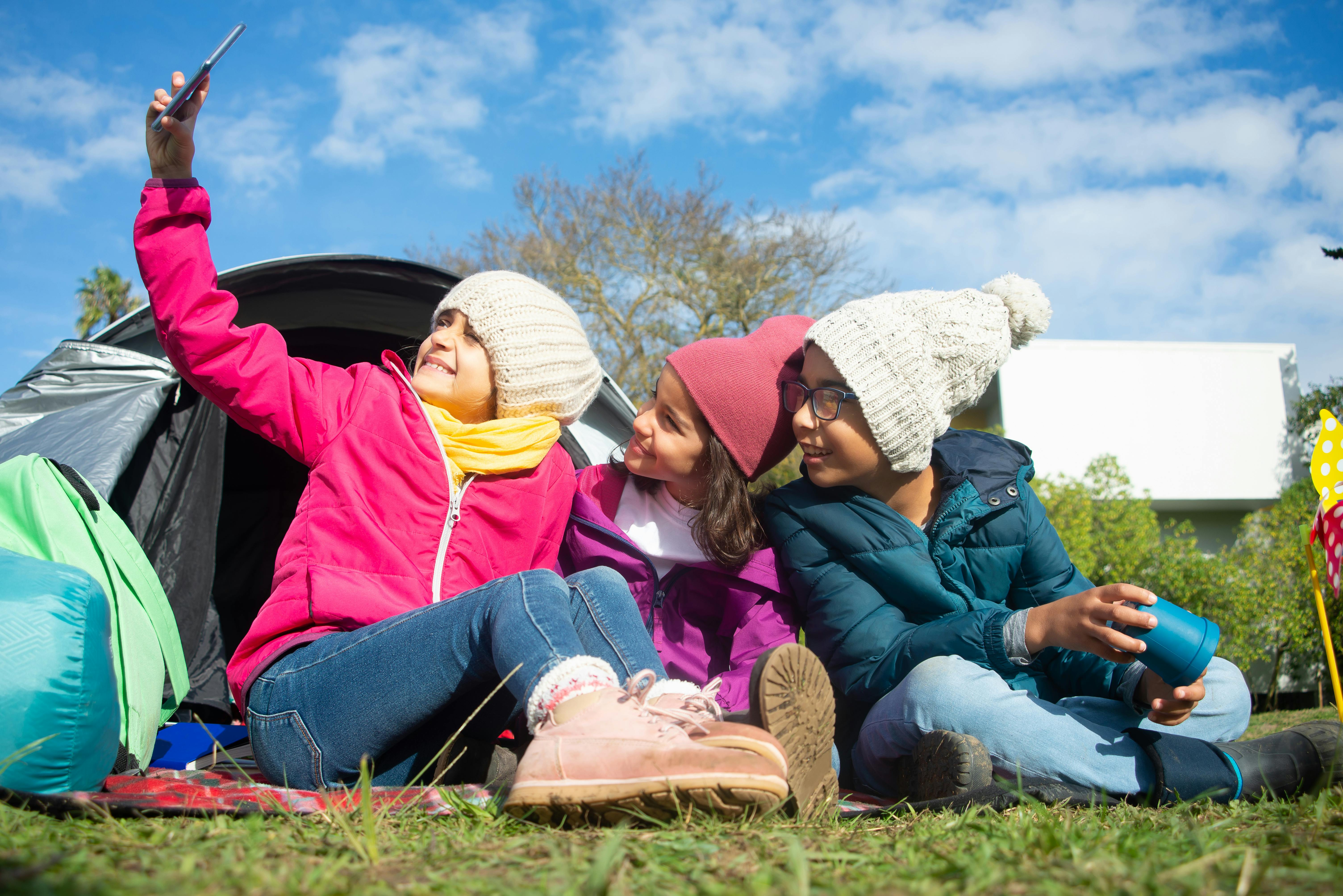 kids looking at the smartphone