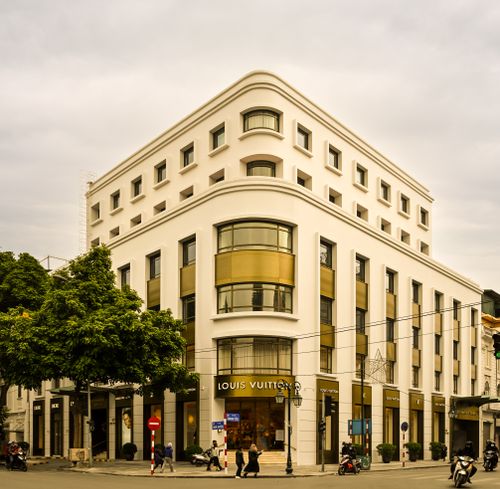 Free A luxurious corner store with modern architecture in an urban cityscape. Stock Photo