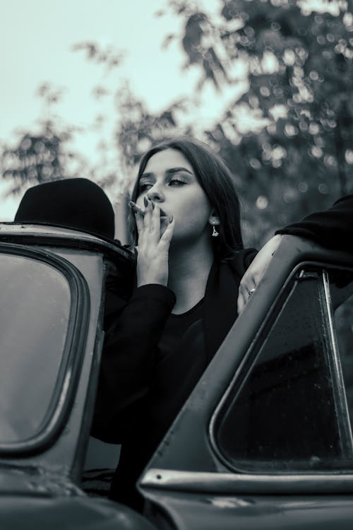 Základová fotografie zdarma na téma auto, černý a bílý, cigareta