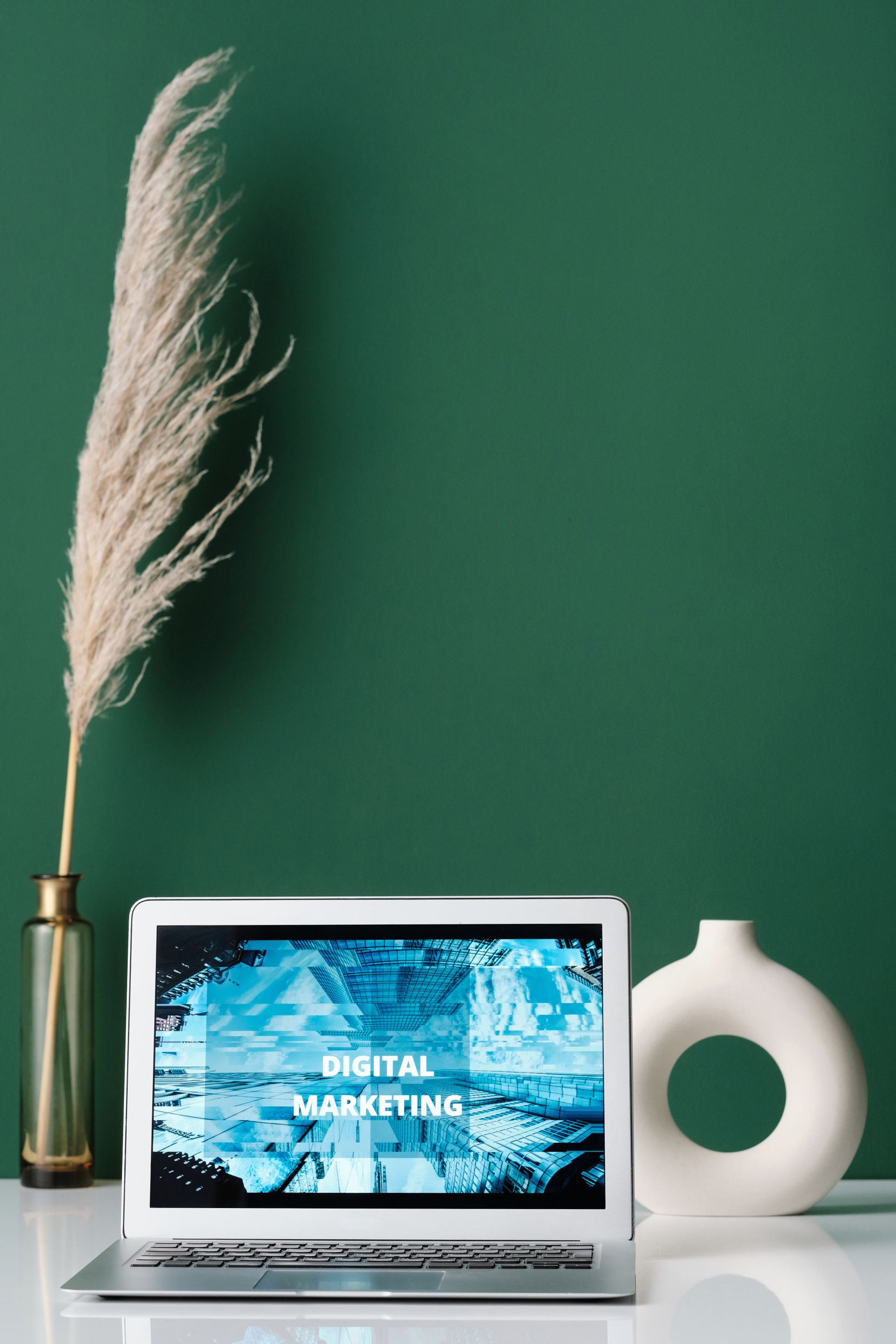 Ordinateur portable affichant une page de marketing digital sur un bureau moderne