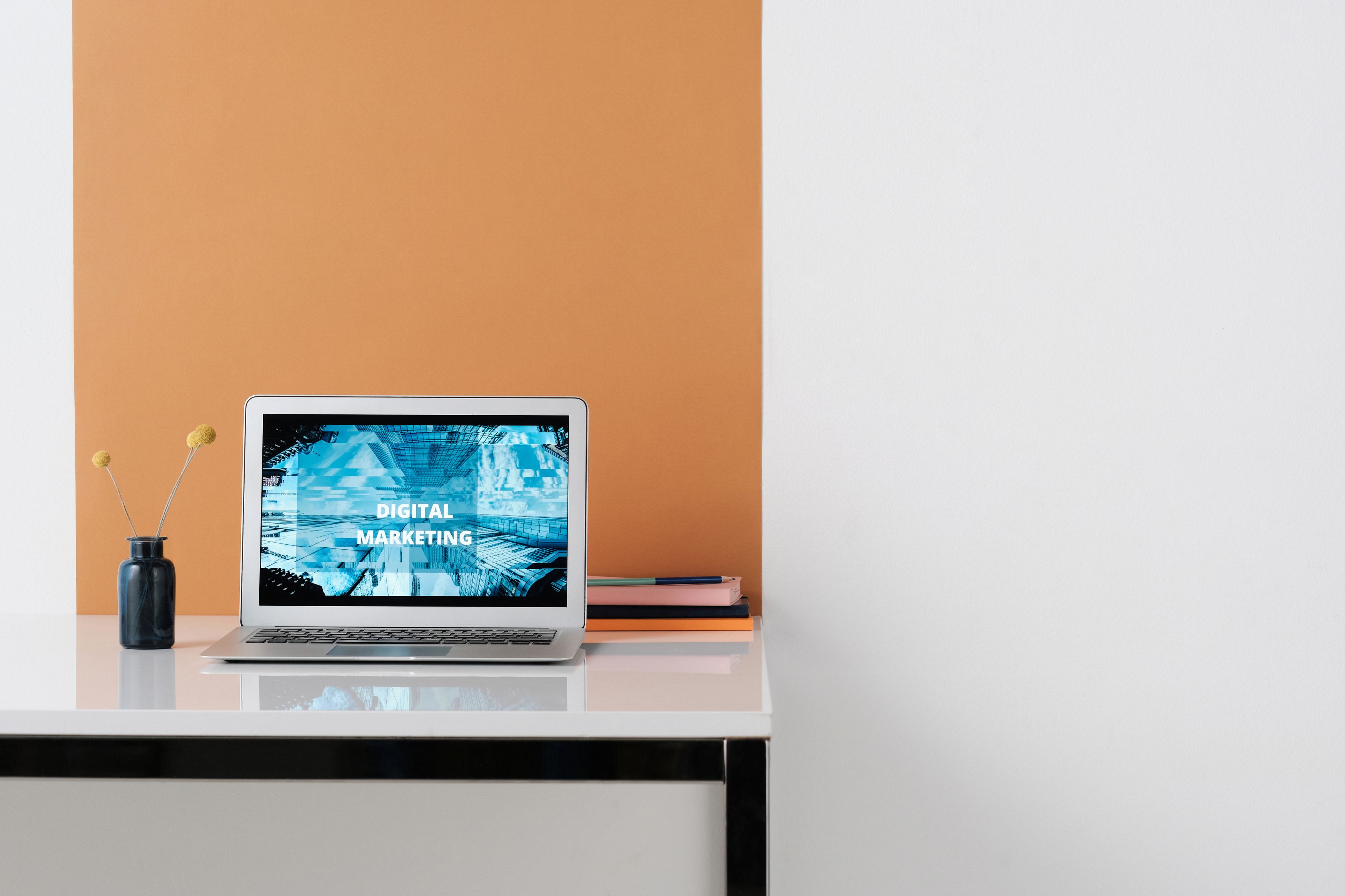 Ordinateur portable affichant un tableau de bord de site web sur un bureau